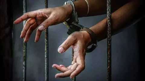 Mumbai: अवैध शराब और ड्रग्स पर महाराष्ट्र पुलिस का बड़ा अभियान, 3,341 आरोपी गिरफ्तार Mumbai: अवैध शराब और ड्रग्स पर महाराष्ट्र पुलिस का बड़ा अभियान, 3,341 आरोपी गिरफ्तार