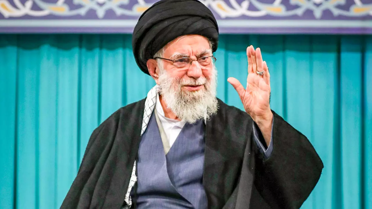 Iran: दिवंगत सुप्रीम लीडर के श्रद्धांजलि सभा में पहुंचे कई देशों के दिग्गज Iran: दिवंगत सुप्रीम लीडर के श्रद्धांजलि सभा में पहुंचे कई देशों के दिग्गज