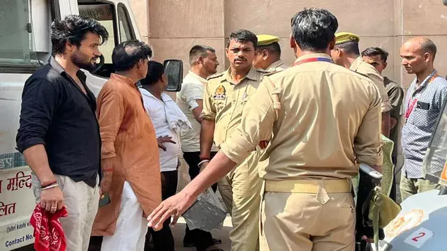 काशी विश्वनाथ मंदिर क्षेत्र में PAC जवान की कार्बाइन से फायरिंग, तीन घायल काशी विश्वनाथ मंदिर क्षेत्र में PAC जवान की कार्बाइन से फायरिंग, तीन घायल