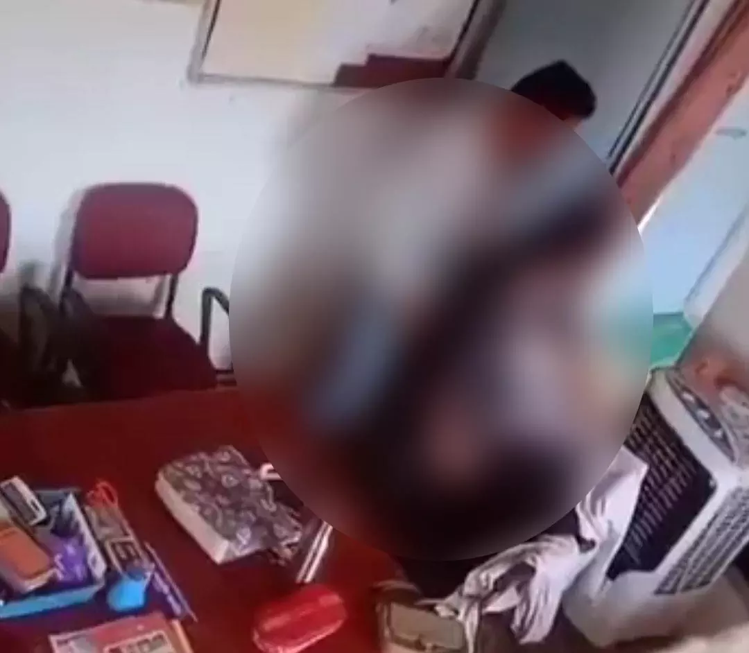 स्कूल में अश्लीलता फ़ैलाने वाले शिक्षक-शिक्षिका सस्पेंड स्कूल में अश्लीलता फ़ैलाने वाले शिक्षक-शिक्षिका सस्पेंड