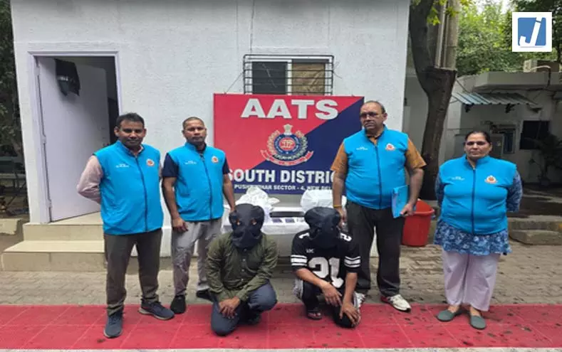 ठक-ठक गैंग के दो सदस्य गिरफ्तार, लैपटॉप, गहने, स्कूटी और चोरी के सामान बरामद ठक-ठक गैंग के दो सदस्य गिरफ्तार, लैपटॉप, गहने, स्कूटी और चोरी के सामान बरामद