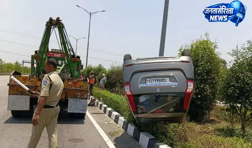वनस्थलीपुरम में कार पलटी, दो लोग घायल; डिवाइडर से टकराने के बाद वैन भी भिड़ी वनस्थलीपुरम में कार पलटी, दो लोग घायल; डिवाइडर से टकराने के बाद वैन भी भिड़ी