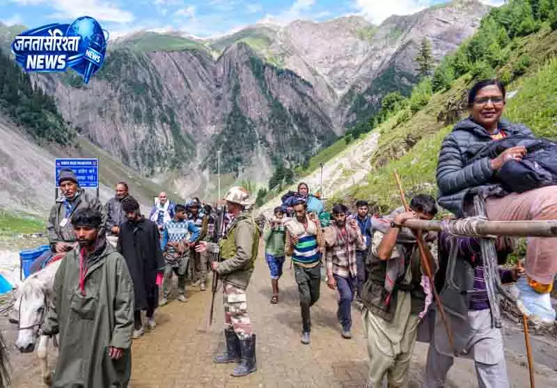 Srinagar तीर्थयात्रियों का पहला जत्था पवित्र गुफा मंदिर के लिए रवाना Srinagar तीर्थयात्रियों का पहला जत्था पवित्र गुफा मंदिर के लिए रवाना