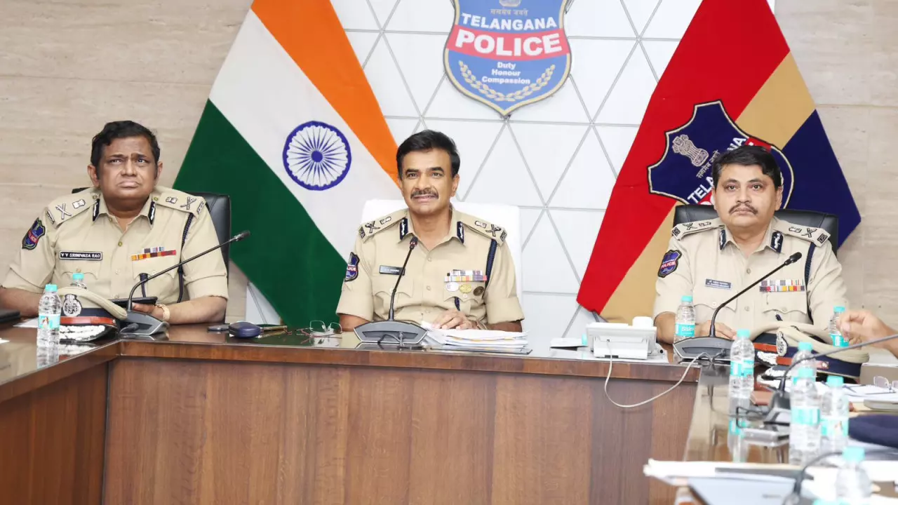 Telangana DGP ने अधिकारियों से विज़िबल पुलिसिंग को टॉप प्रायोरिटी देने को कहा Telangana DGP ने अधिकारियों से विज़िबल पुलिसिंग को टॉप प्रायोरिटी देने को कहा