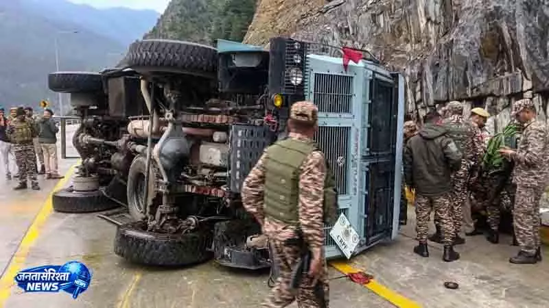 Srinagar गंदेरबल सड़क दुर्घटना में सीआरपीएफ के छह जवान घायल Srinagar गंदेरबल सड़क दुर्घटना में सीआरपीएफ के छह जवान घायल