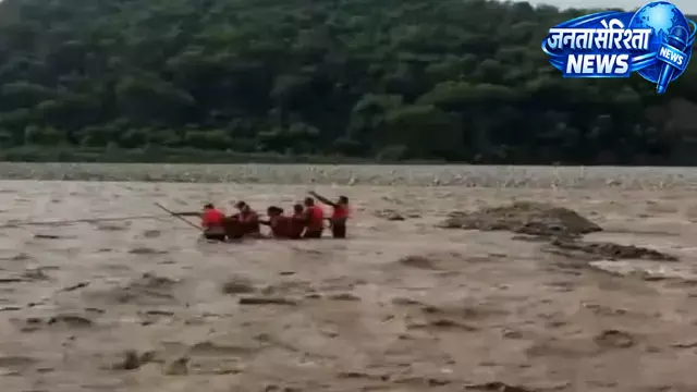 तवी नदी में बड़ा हादसा टला, बढ़े पानी में फंसे चार बच्चों को SDRF ने सुरक्षित बचाया तवी नदी में बड़ा हादसा टला, बढ़े पानी में फंसे चार बच्चों को SDRF ने सुरक्षित बचाया