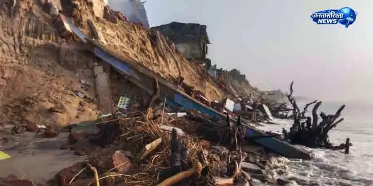Chhatrapur समुद्र के बढ़ते असर से तटीय समुदाय संकट में Chhatrapur समुद्र के बढ़ते असर से तटीय समुदाय संकट में