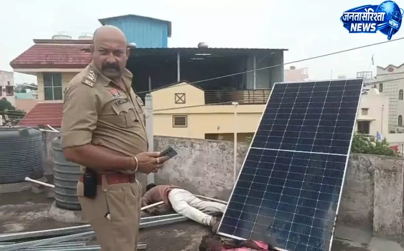 VIDEO: सोलर पैनल असेंबलिंग के दौरान लगा करंट, दो युवकों की दर्दनाक मौत VIDEO: सोलर पैनल असेंबलिंग के दौरान लगा करंट, दो युवकों की दर्दनाक मौत