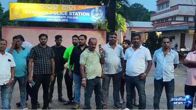 Baranga तहसील में वाहन जांच को लेकर विवाद, स्टाफ और ट्रक चालक हिरासत में Baranga तहसील में वाहन जांच को लेकर विवाद, स्टाफ और ट्रक चालक हिरासत में