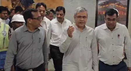 अहमदाबाद में बुलेट ट्रेन प्रोजेक्ट का निरीक्षण, रेल मंत्री बोले- गुजरात में 80 प्रतिशत काम पूरा अहमदाबाद में बुलेट ट्रेन प्रोजेक्ट का निरीक्षण, रेल मंत्री बोले- गुजरात में 80 प्रतिशत काम पूरा