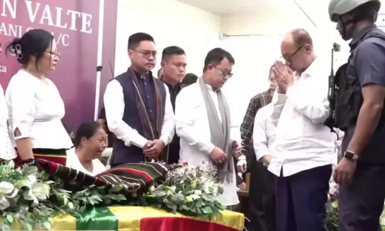 तनाव के बीच चुराचांदपुर का दौरा: वाल्टे के अंतिम संस्कार में शामिल हुए सीएम तनाव के बीच चुराचांदपुर का दौरा: वाल्टे के अंतिम संस्कार में शामिल हुए सीएम