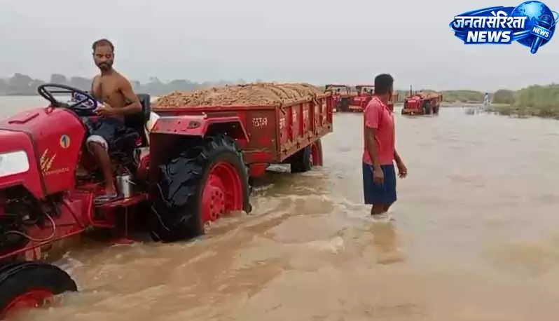 बरसात के बीच अवैध रेत खनन का खेल जारी, ट्रैक्टर नदी में उतारकर बालू तस्करी बरसात के बीच अवैध रेत खनन का खेल जारी, ट्रैक्टर नदी में उतारकर बालू तस्करी
