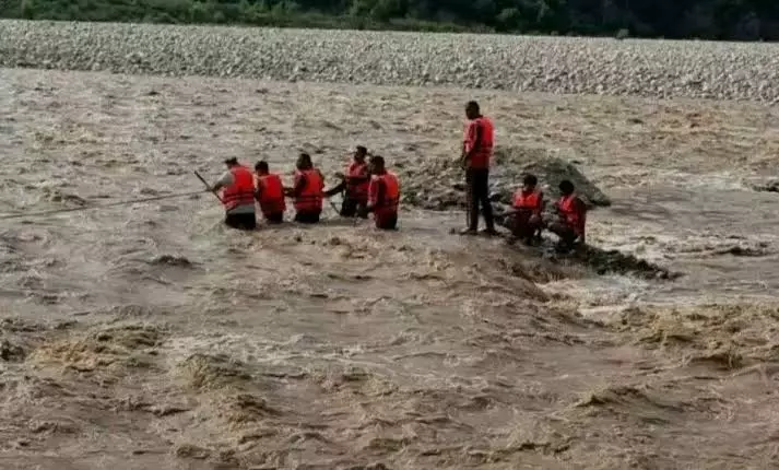 Jammu: तवी नदी में फंसे चार युवकों का सफल रेस्क्यू, पुलिस और एसडीआरएफ की तत्परता Jammu: तवी नदी में फंसे चार युवकों का सफल रेस्क्यू, पुलिस और एसडीआरएफ की तत्परता