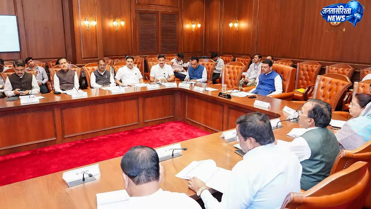 फडणवीस ने SC/ST अत्याचार मामलों में सजा दर सुधारने के दिए निर्देश फडणवीस ने SC/ST अत्याचार मामलों में सजा दर सुधारने के दिए निर्देश