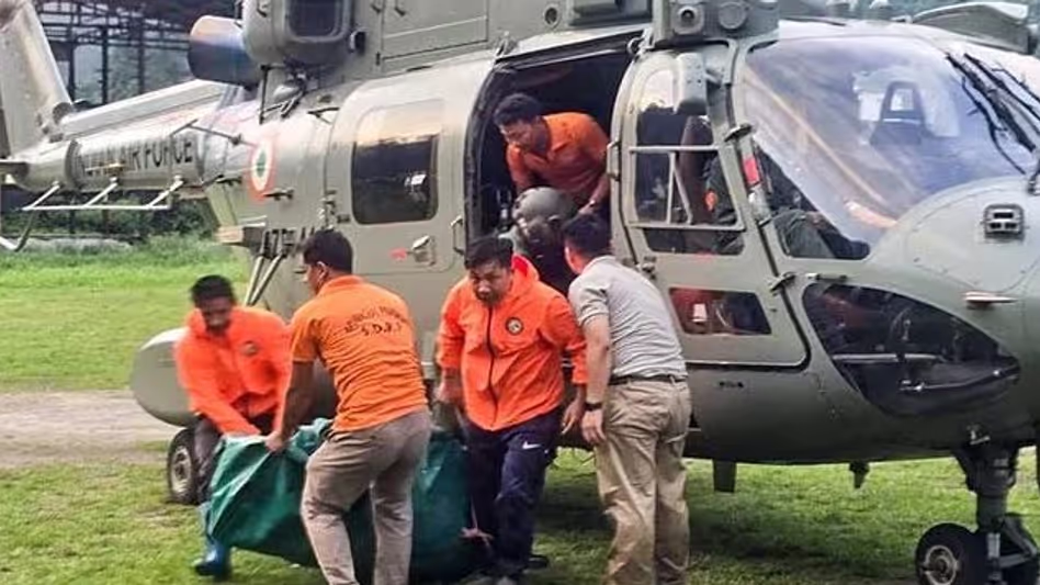 Arunachal में बाढ़ का कहर: कटे हुए गांवों के लिए हेलीकॉप्टर तैनात Arunachal में बाढ़ का कहर: कटे हुए गांवों के लिए हेलीकॉप्टर तैनात