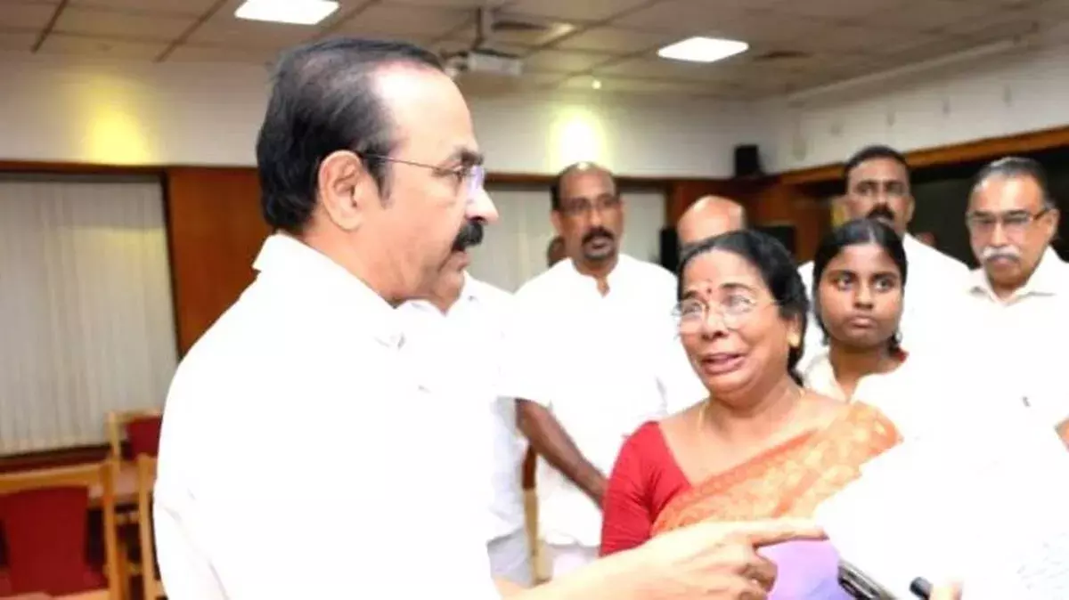 kerala: मुख्यमंत्री ने स्नेहा के परिवार से मुलाकात की, घर की मदद का भरोसा दिया kerala: मुख्यमंत्री ने स्नेहा के परिवार से मुलाकात की, घर की मदद का भरोसा दिया