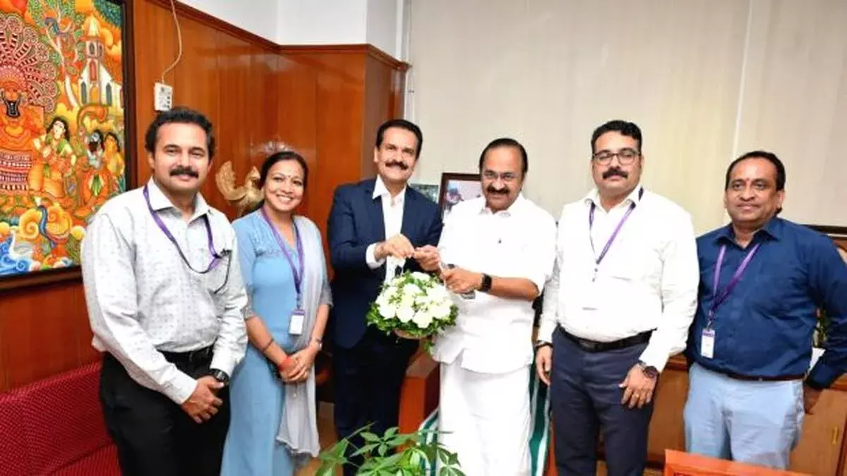 धनलक्ष्मी बैंक के MD और CEO ने केरल के मुख्यमंत्री से मुलाकात की धनलक्ष्मी बैंक के MD और CEO ने केरल के मुख्यमंत्री से मुलाकात की