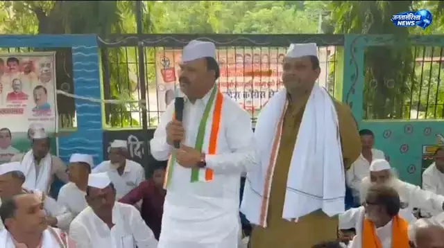 शिक्षकों ने समाहरणालय तक निकाला मार्च शिक्षकों ने समाहरणालय तक निकाला मार्च