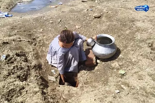 ग्रामीणों की प्यास चुआं के पानी से बुझ रही ग्रामीणों की प्यास चुआं के पानी से बुझ रही