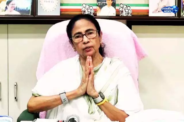 ममता बोलीं- पार्टी को कमजोर करने की कोशिश न करें ममता बोलीं- पार्टी को कमजोर करने की कोशिश न करें