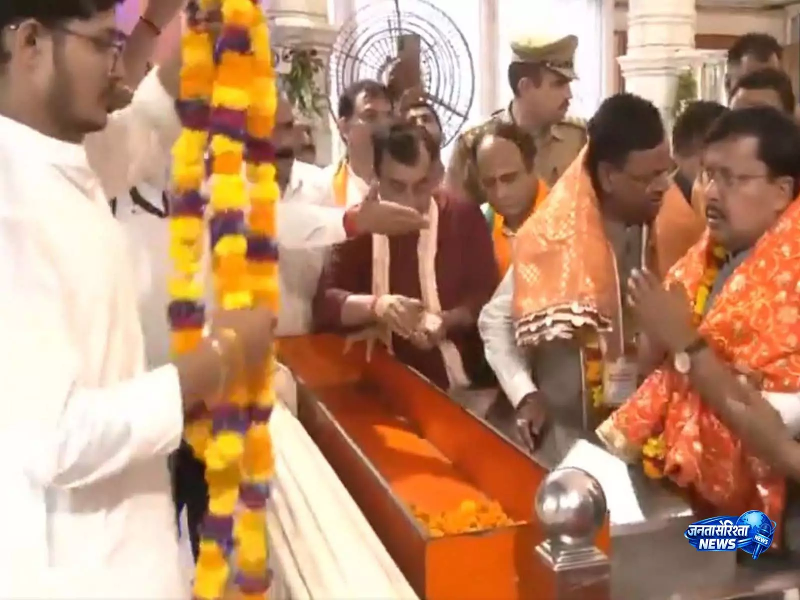 BJP के राष्ट्रीय अध्यक्ष नितिन नवीन ने लखनऊ के हनुमान सेतु मंदिर में पूजा-अर्चना की BJP के राष्ट्रीय अध्यक्ष नितिन नवीन ने लखनऊ के हनुमान सेतु मंदिर में पूजा-अर्चना की