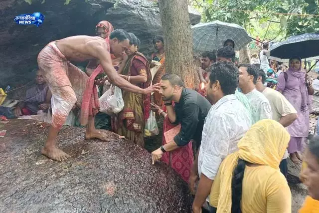 कनाईश्वर पहाड़ पर भक्तों की भारी भीड़ कनाईश्वर पहाड़ पर भक्तों की भारी भीड़