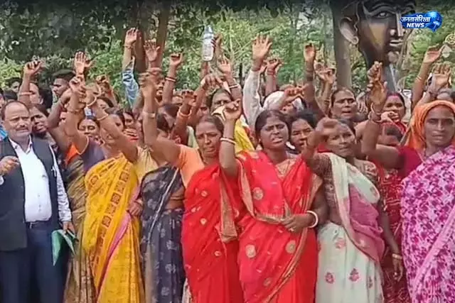 मोरहाबादी बाजार पर निगम की सख्ती, दुकानदार सड़कों पर उतरे मोरहाबादी बाजार पर निगम की सख्ती, दुकानदार सड़कों पर उतरे