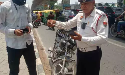 Gurugram 5.45 लाख रुपये का जुर्माना अदा न करने पर मोटरसाइकिल जब्त Gurugram 5.45 लाख रुपये का जुर्माना अदा न करने पर मोटरसाइकिल जब्त