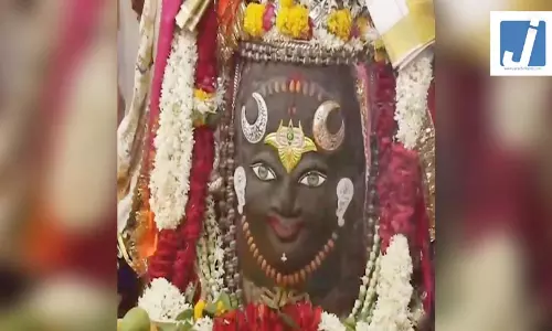 त्रिशूल, त्रिपुंड और डमरू के साथ भांग अर्पित कर बाबा महाकाल का शृंगार, भस्म आरती में बड़ी संख्या में मौजूद रहे श्रद्धालु त्रिशूल, त्रिपुंड और डमरू के साथ भांग अर्पित कर बाबा महाकाल का शृंगार, भस्म आरती में बड़ी संख्या में मौजूद रहे श्रद्धालु