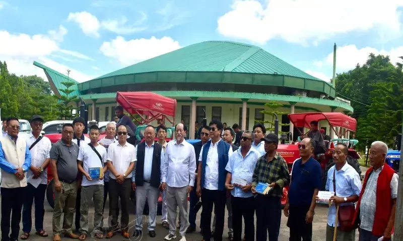 Nagaland CM नेफ्यू रियो ने CMCF के तहत 35 ट्रैक्टर और छह टाटा मोबाइल बांटे