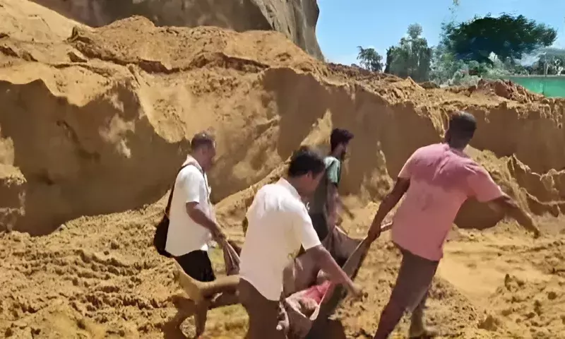 असम-अरुणाचल सीमा पर पहाड़ी गिरने से डंपर ट्रक ड्राइवर की मौत असम-अरुणाचल सीमा पर पहाड़ी गिरने से डंपर ट्रक ड्राइवर की मौत