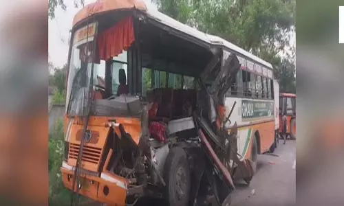 परिवहन निगम की बस ट्रैक्टर-ट्रॉली से टकराई, एक की मौत, 11 घायल परिवहन निगम की बस ट्रैक्टर-ट्रॉली से टकराई, एक की मौत, 11 घायल