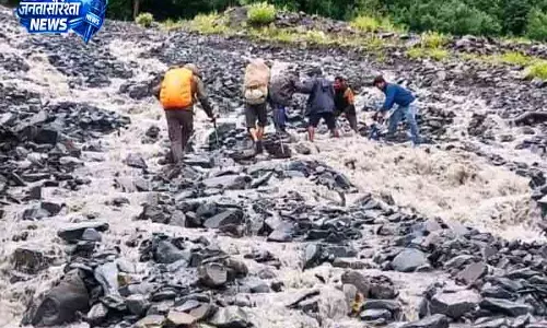 Kangra में तेज बहाव से 2 बच्चों की जान बची Kangra में तेज बहाव से 2 बच्चों की जान बची
