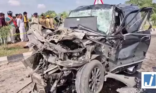 भोजपुर में खड़े कंटेनर से टकराई तेज रफ्तार स्कॉर्पियो, तीन की मौत भोजपुर में खड़े कंटेनर से टकराई तेज रफ्तार स्कॉर्पियो, तीन की मौत