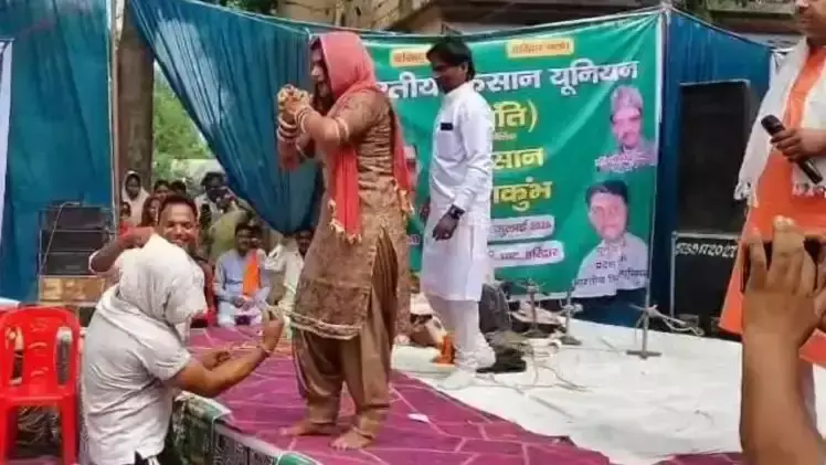 Haridwar: किसान यूनियन सम्मेलन में डांस को लेकर हंगामा, पुलिस ने कराया बंद Haridwar: किसान यूनियन सम्मेलन में डांस को लेकर हंगामा, पुलिस ने कराया बंद