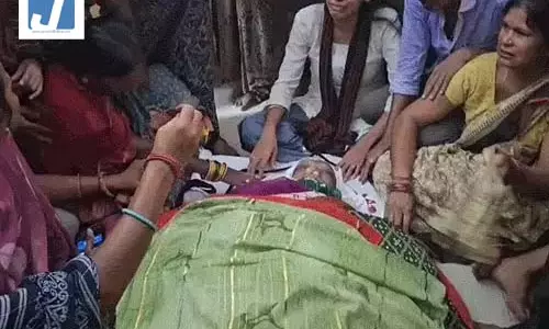 तीजन बाई का शव उनके पैतृक गांव गनियारी पहुंचा तीजन बाई का शव उनके पैतृक गांव गनियारी पहुंचा