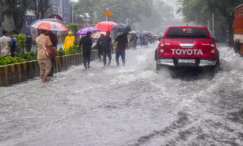 Mumbai में मॉनसून का कहर; मुंबई और तटीय जिलों में रेड अलर्ट Mumbai में मॉनसून का कहर; मुंबई और तटीय जिलों में रेड अलर्ट