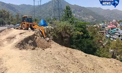 Solan: धंसती सर्विस लेन पर पुल बनाने की योजना Solan: धंसती सर्विस लेन पर पुल बनाने की योजना