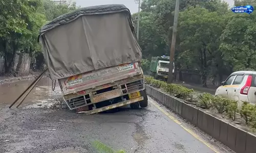 Hadapsar-मुंधवा रोड का नया हिस्सा चार दिन में धंसा, गड्ढों से बढ़ी दुर्घटना की आशंका Hadapsar-मुंधवा रोड का नया हिस्सा चार दिन में धंसा, गड्ढों से बढ़ी दुर्घटना की आशंका