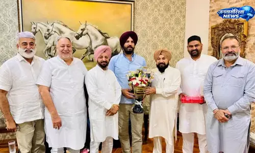 Punjab : कांग्रेस में अंदरूनी खींचतान के बीच सुलह की कोशिशें तेज, हाईकमान ने निगरानी बढ़ाई Punjab : कांग्रेस में अंदरूनी खींचतान के बीच सुलह की कोशिशें तेज, हाईकमान ने निगरानी बढ़ाई