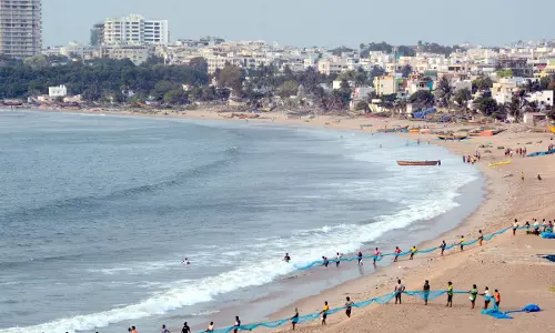 Visakhapatnam तट से लापता छह मछुआरों की तलाश जारी, एक सुरक्षित लौटा