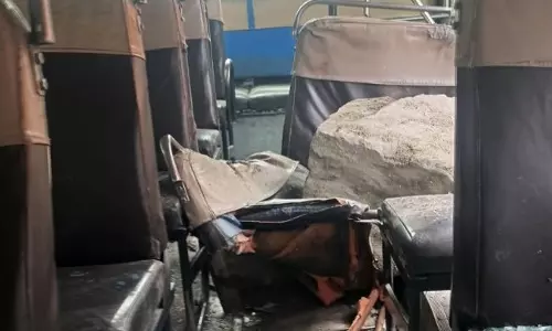 चंबा-भरमौर हाईवे पर दर्दनाक हादसा, चलती बस में चट्टान घुसी; एक की मौत, पांच घायल चंबा-भरमौर हाईवे पर दर्दनाक हादसा, चलती बस में चट्टान घुसी; एक की मौत, पांच घायल