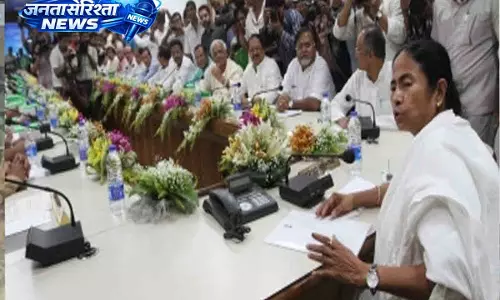 Bengal में सियासी हलचल: ममता बनर्जी का साथ छोड़ रहे टीएमसी के पुराने दिग्गज Bengal में सियासी हलचल: ममता बनर्जी का साथ छोड़ रहे टीएमसी के पुराने दिग्गज