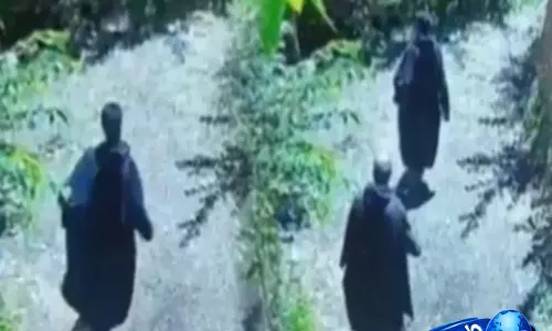 CCTV फुटेज से मिला बड़ा सुराग, शोपियां में लश्कर-ए-तैयबा के आतंकियों की तलाश तेज CCTV फुटेज से मिला बड़ा सुराग, शोपियां में लश्कर-ए-तैयबा के आतंकियों की तलाश तेज