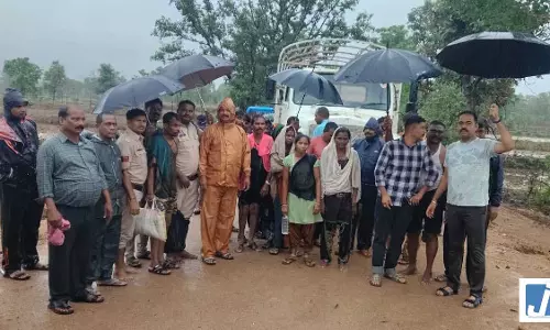 नदी में फंसे मजदूरों का सुरक्षित रेस्क्यू , पेड़ का सहारा लिया, पूरा प्रशासन रहा मौके पर मौजूद नदी में फंसे मजदूरों का सुरक्षित रेस्क्यू , पेड़ का सहारा लिया, पूरा प्रशासन रहा मौके पर मौजूद