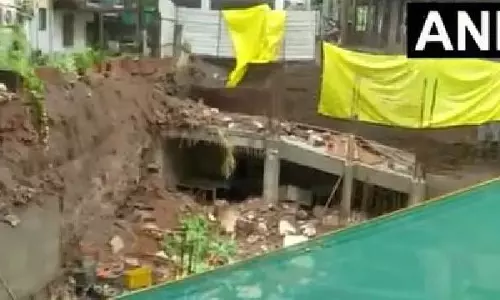 Pune की एक रिहायशी कॉलोनी में ढांचा गिरने से दो लोग घायल Pune की एक रिहायशी कॉलोनी में ढांचा गिरने से दो लोग घायल