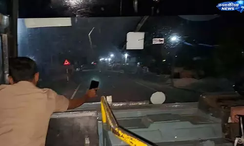 कलबुर्गी बस में तकनीकी खराबी, ड्राइवर ने मोबाइल टॉर्च से चलाया वाहन कलबुर्गी बस में तकनीकी खराबी, ड्राइवर ने मोबाइल टॉर्च से चलाया वाहन