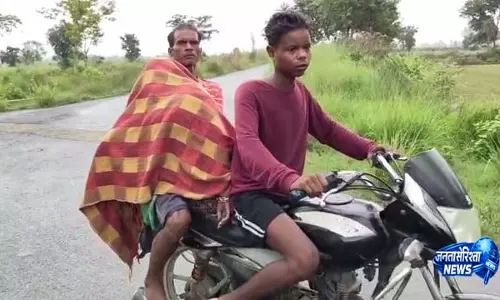 Jharsuguda में दर्दनाक मामला: पत्नी का शव बाइक पर ले जाने को मजबूर हुआ पति
