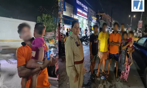 रायपुर पुलिस की सतर्कता से भटके हुए मासूम बच्चे को परिजनों से मिलाया रायपुर पुलिस की सतर्कता से भटके हुए मासूम बच्चे को परिजनों से मिलाया