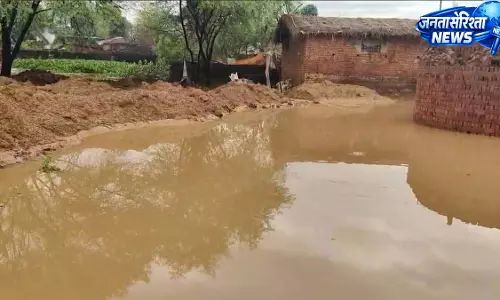 डोंगरगढ़ में पहली बारिश में जलभराव, नगर पालिका की तैयारियों पर उठे सवाल डोंगरगढ़ में पहली बारिश में जलभराव, नगर पालिका की तैयारियों पर उठे सवाल